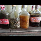 In den Flaschen rechts und links außen ist wahrscheinlich Fischsoße aber dazwischen?